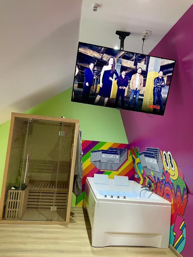 Capsule Forever Young: Entertainment Hub with Jacuzzi & Sauna Hastiere-par-dela Exterior photo